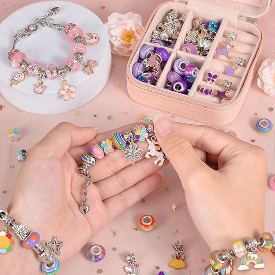 Kit Friends Forever: Pulseiras e Colar com Berloques Incríveis + Porta Joia GRÁTIS de Brinde karavelas 