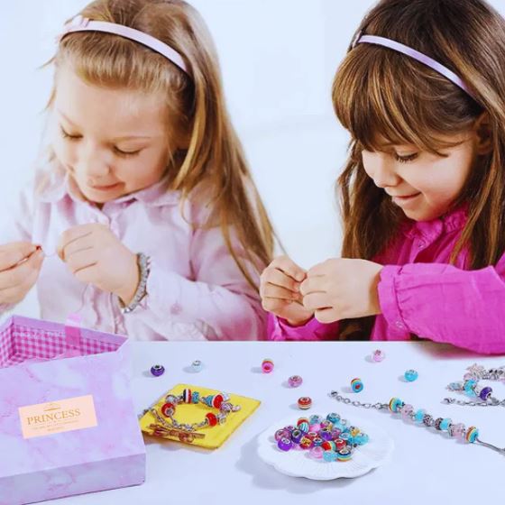 Kit Friends Forever: Pulseiras e Colar com Berloques Incríveis + Porta Joia GRÁTIS de Brinde karavelas 