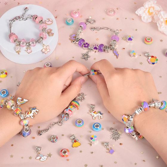 Kit Friends Forever: Pulseiras e Colar com Berloques Incríveis + Porta Joia GRÁTIS de Brinde karavelas 